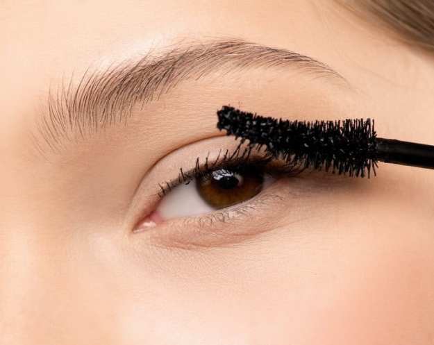 woman applying black mascara